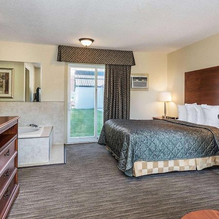 Travelodge By Wyndham Gananoque Exterior foto