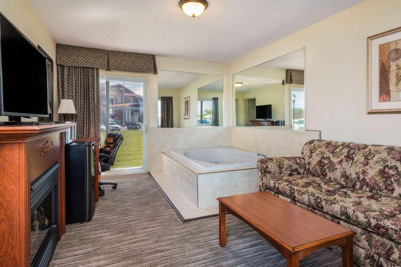 Travelodge By Wyndham Gananoque Exterior foto